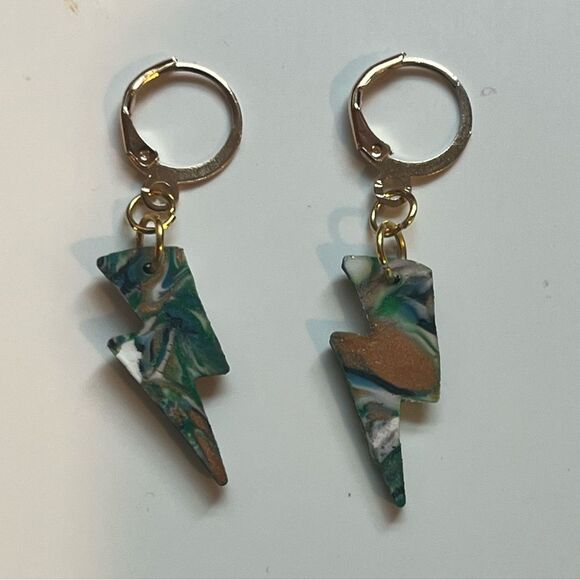 NEW Green Faux Stone Swirl Lightning Bolt Polymer Clay Dangle Earrings - Picture 2 of 2
